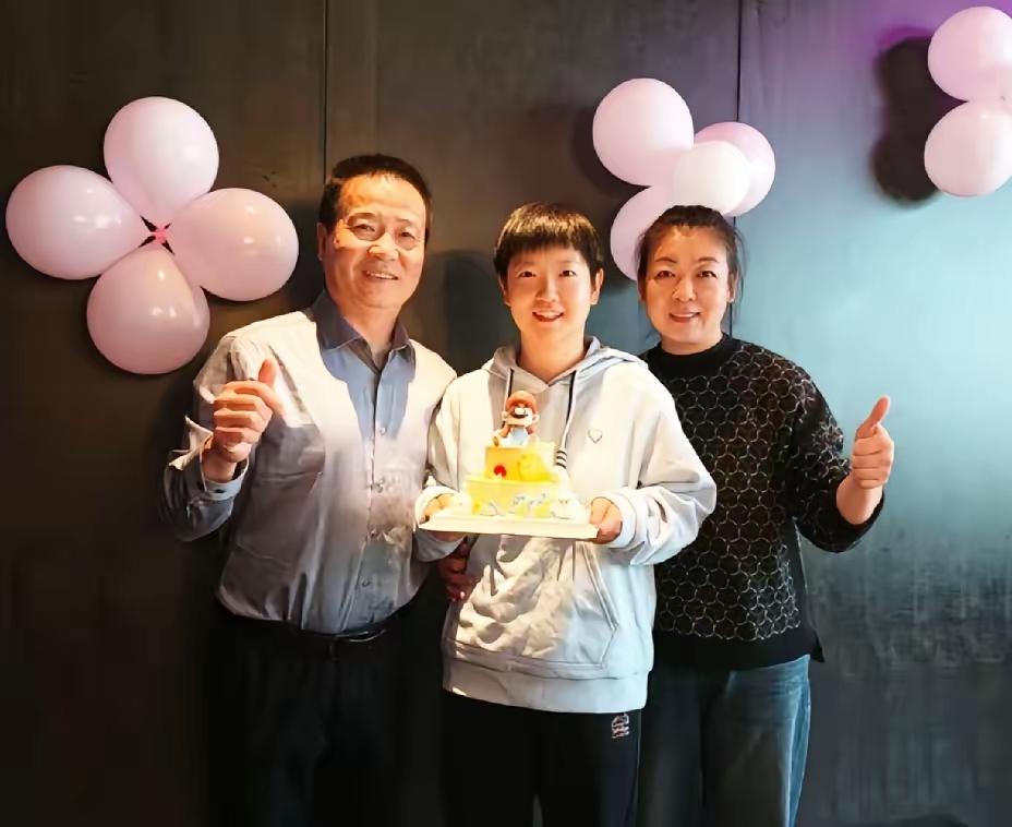 谁懂啊！大半夜刷到莎莎发的生日抖音直接给我整精神了！本以为运动员生日大概率是在训