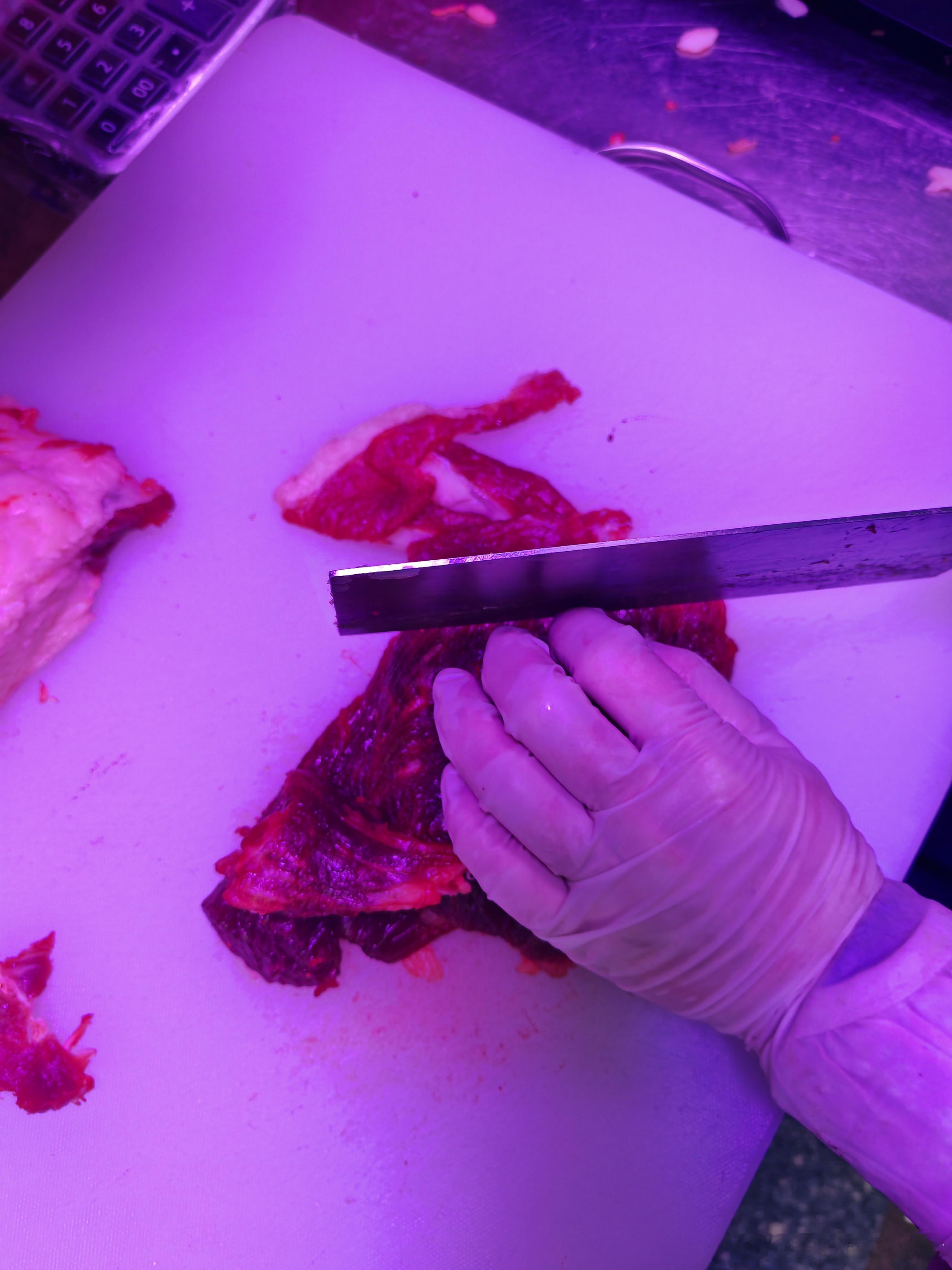 进村买了点牛肉，55一斤，确实品质不错！晚上做肥牛石锅饭，