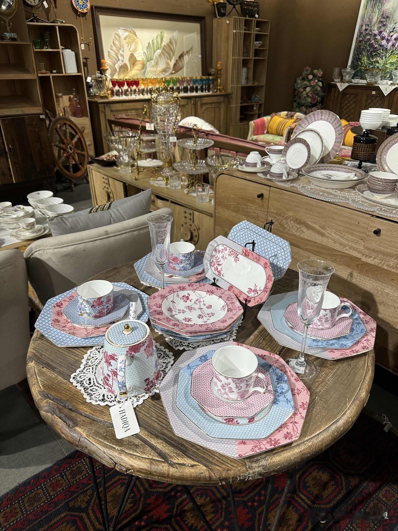 《红石榴餐厅》里的那些民族风情的餐具、摆设，究竟可以在哪里找到呢？吐鲁番的家庭聚