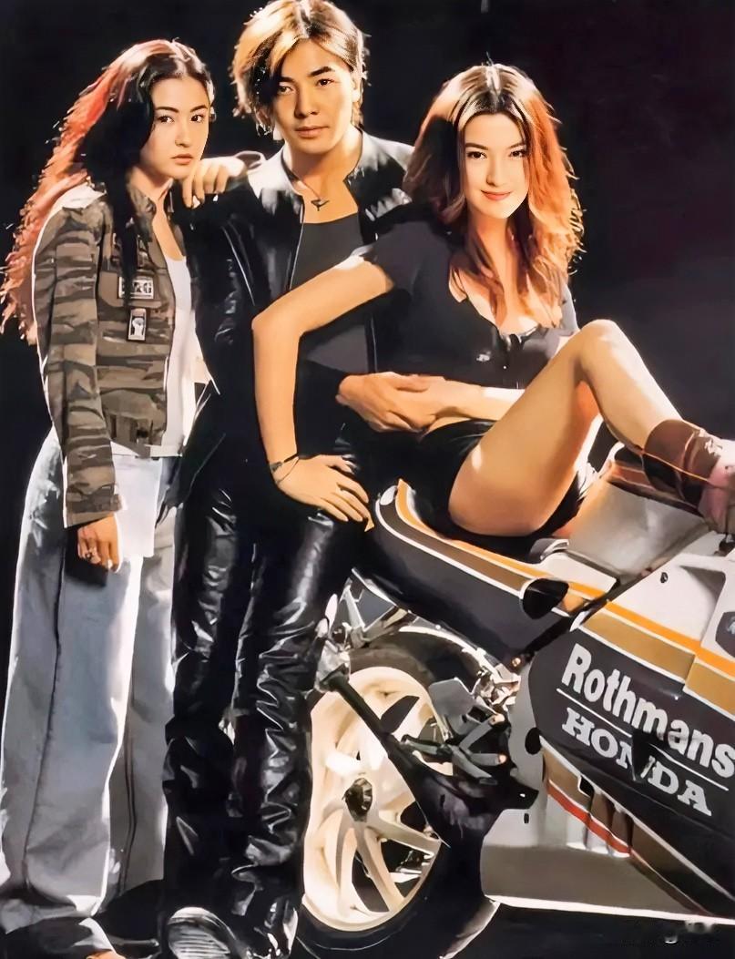 烈火战车之极速传说，郑伊健六块腹肌的时候左边的是张柏芝，那么右边的美女我怎