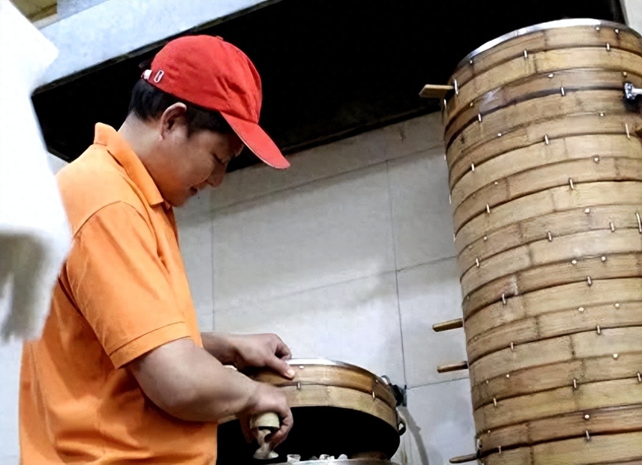 合肥1餐馆客人用完餐未付费走人，有人提醒，老板：没事，有暗号 在合肥一家不