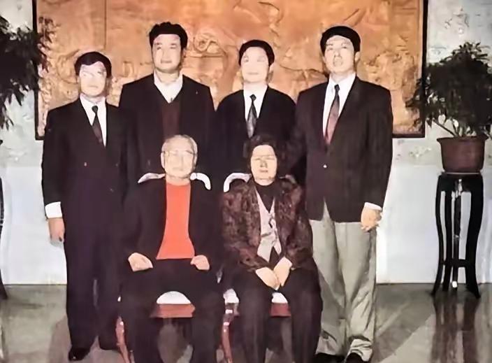 1994年的南京，彭冲同志和夫人以及4个儿子拍摄的全家福。可以看出来，非常的温馨