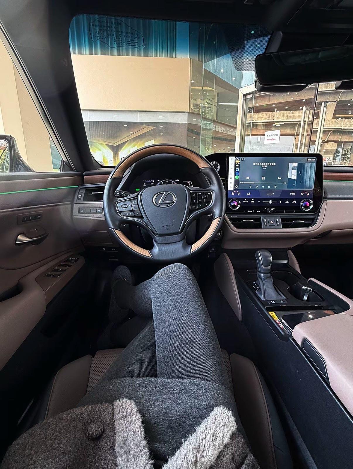 凌志方向盘带桃木件的一般都是高配