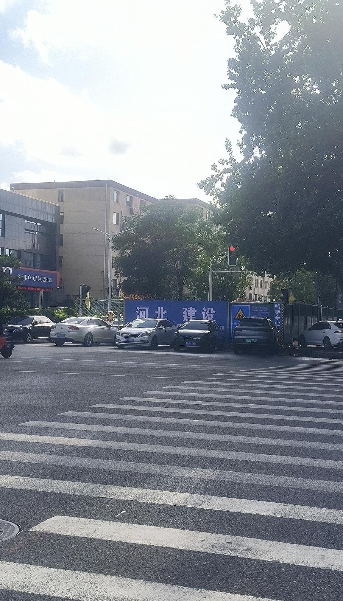 保定盛兴西路朝阳大街至向阳大街段，防汛排涝工程已停工月余。听现场工人师傅说，