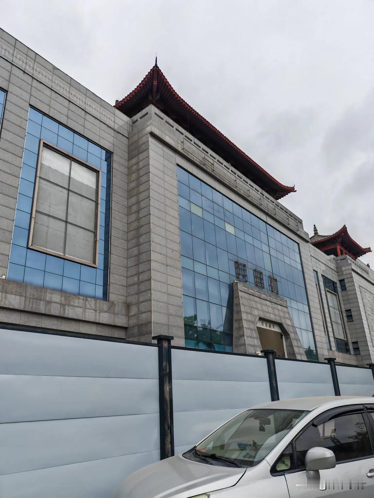 各位，开封西大街上的新变化，您注意到了吗？曾经这条街上的，哦不，可以说是在开封