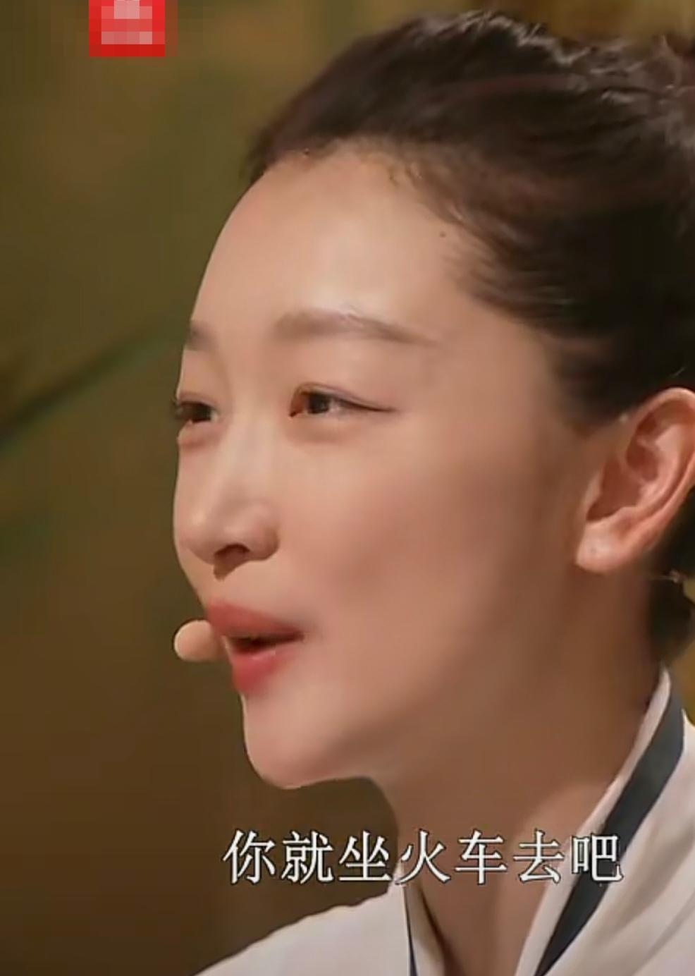 周冬雨回忆当年艺考之路，“我妈妈是一个幼师，我爸爸是建筑公司的财务，然后我妈就说