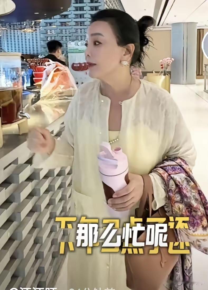 兰姐彻底蜕变！闭口不谈孙辈私事，通透格局圈粉无数细心网友发现，张兰近期的处