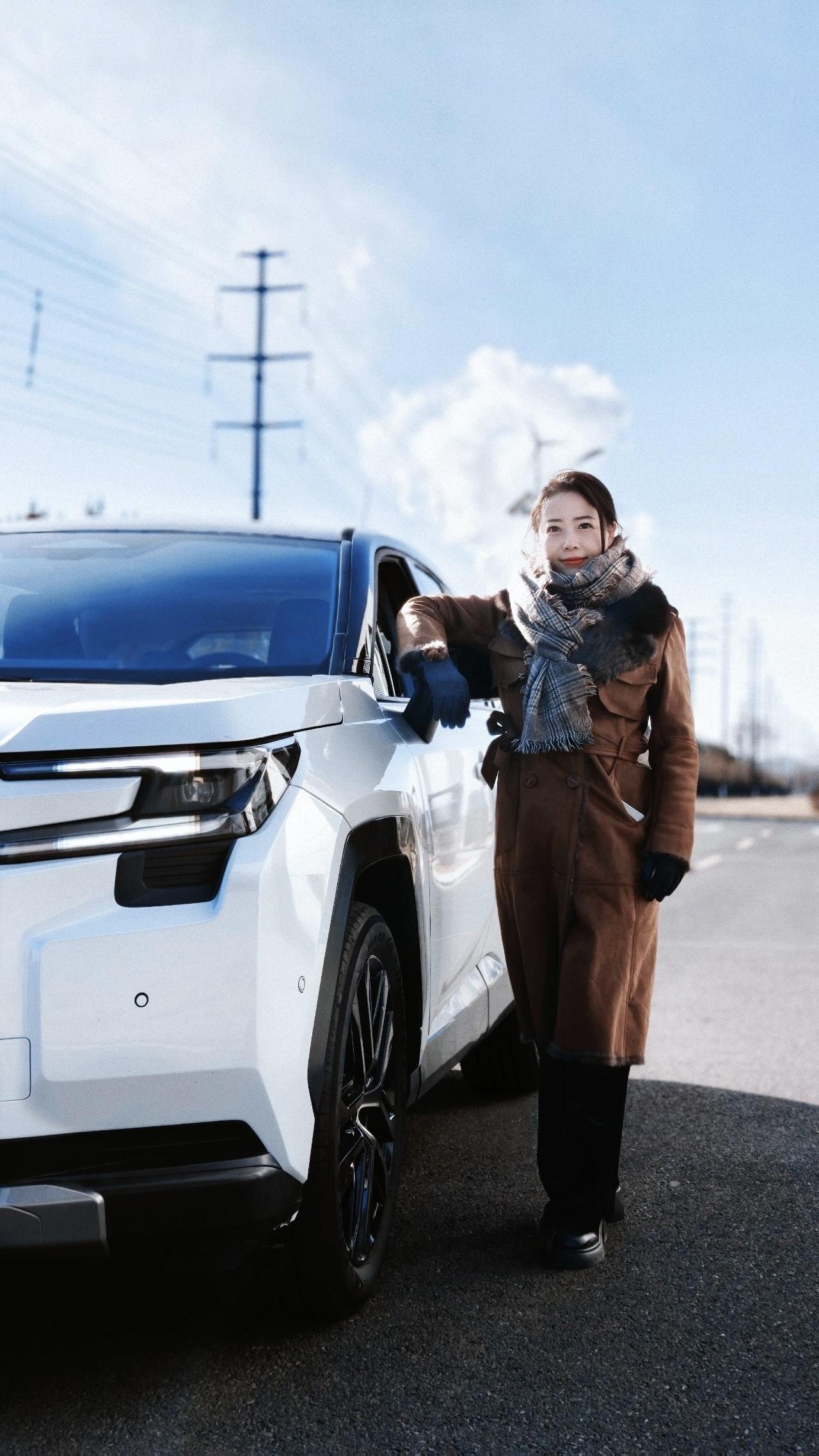 1月9日，一汽丰田第六代RAV4荣放交付仪式盛大开启，12位首批车主接过车钥匙，