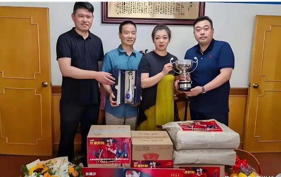 孙颖莎在北京训练，平时不住宿舍，常年住在舅舅家，日常接送和生活起居全被舅舅一手包办，家人默默隐忍守护