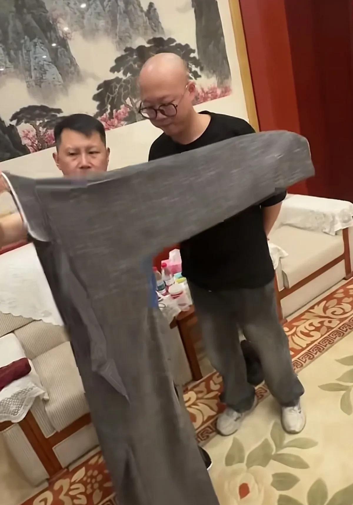 何云伟，经常跟着曹云金，到全国各地巡演。前两天，何云伟和听云轩团队，巡演到了西