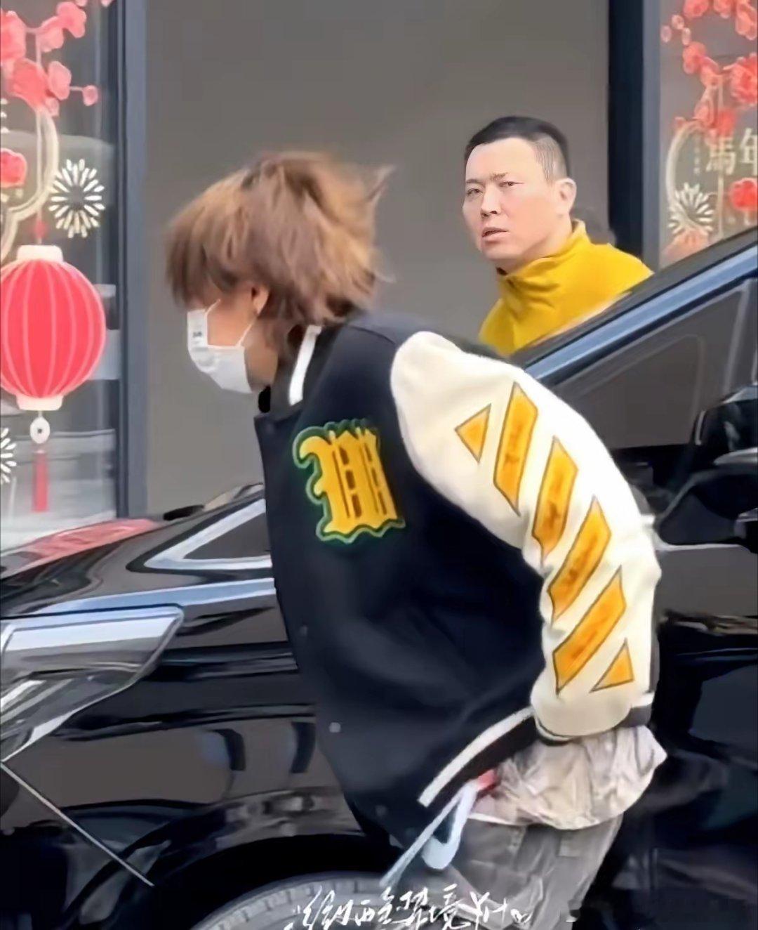 鹿晗终于出来了。镜头怼到上海机场，所有人却发现不对劲。他身上那件外套，吊牌明晃晃