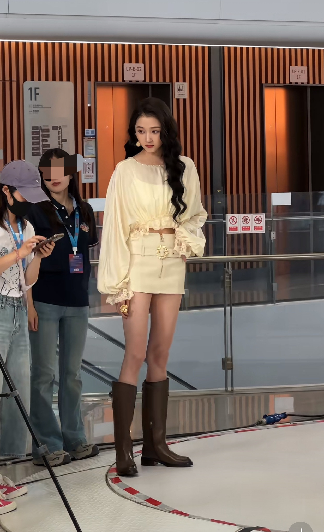 真是没有想到，关晓彤居然是个“巨人”！！！她真的只有172吗？怎么跟旁边的人比起来有192的样子唐嫣