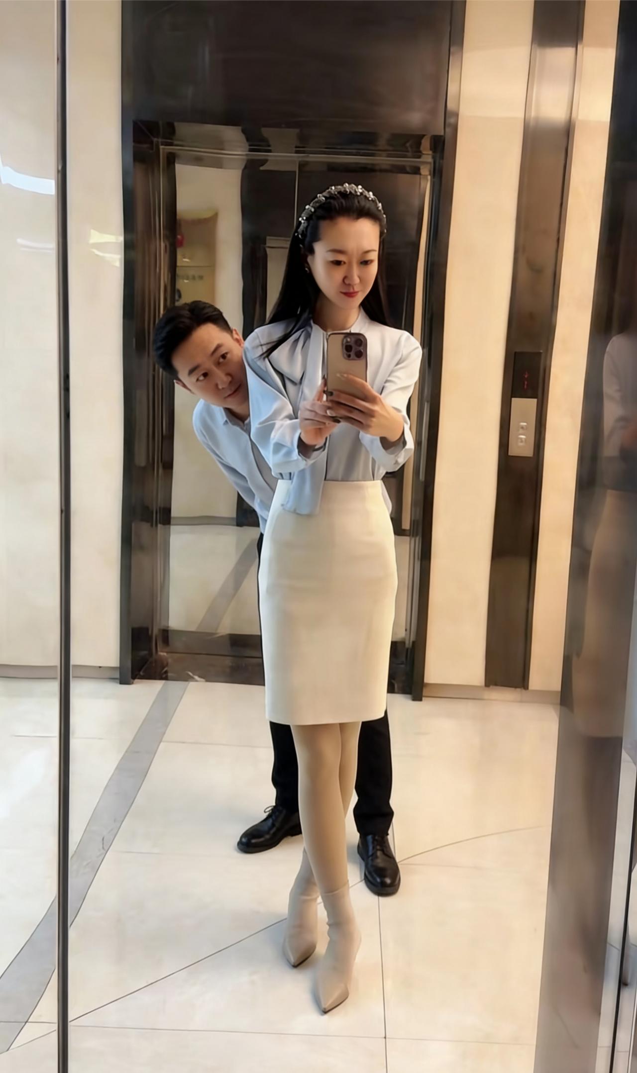 玉颈珠冠凝秀色，裙裾垂落，步步生幽兰。谁料身后藏幽意，轻窥眉眼，暗把芳心偷量。