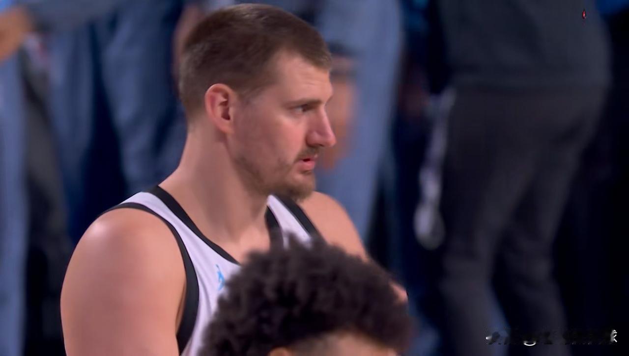 掘金超级巨星约基奇真是出工不出力！在今天结束的全明星正赛中，约基奇上演了一出出工