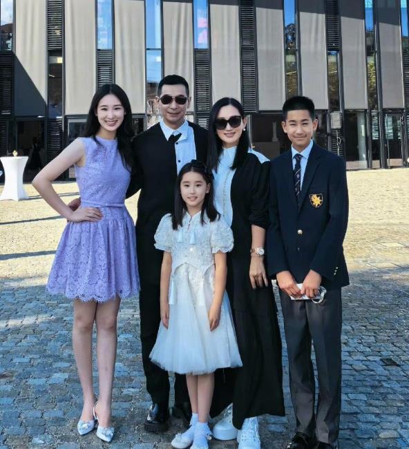 赵文卓大女儿高中毕业！7月2日，赵文卓在社交平台发文，透露大女儿赵子仪高中毕业，