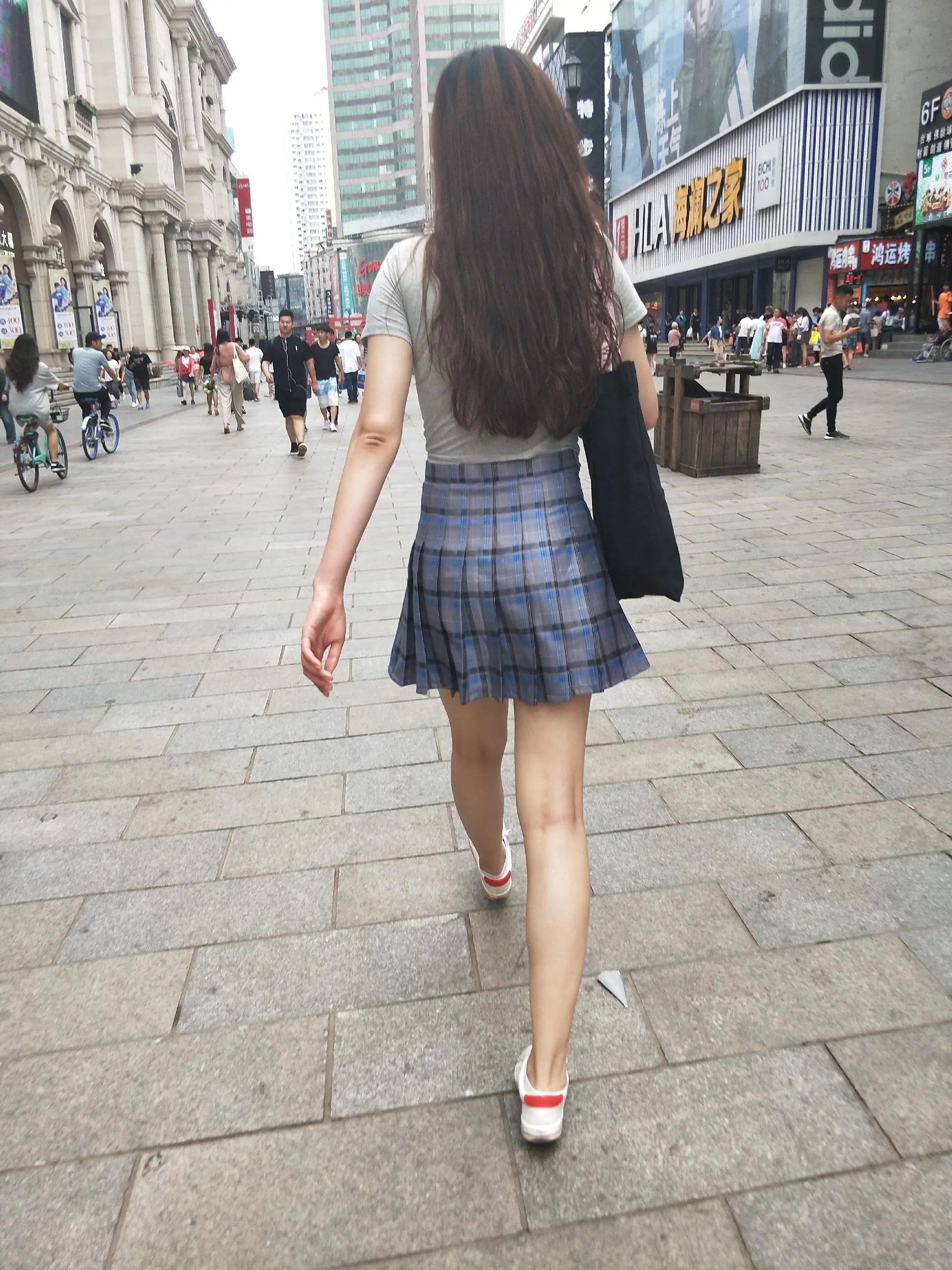 大长腿小姐姐夏季街拍穿搭