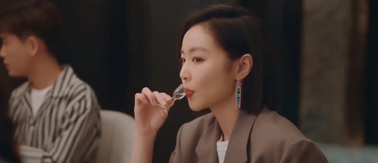 《亲爱的仇敌》：罗曼喝酒的样子，也太迷人了吧！说实话，从来没有见过女人喝酒是