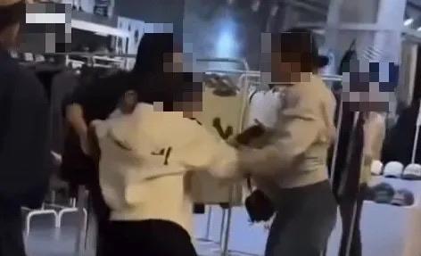 这事发生在首尔街头。一个法国女人当众放话：&34;韩国人讨厌中国人，全世界都讨厌中国人。&34;话刚
