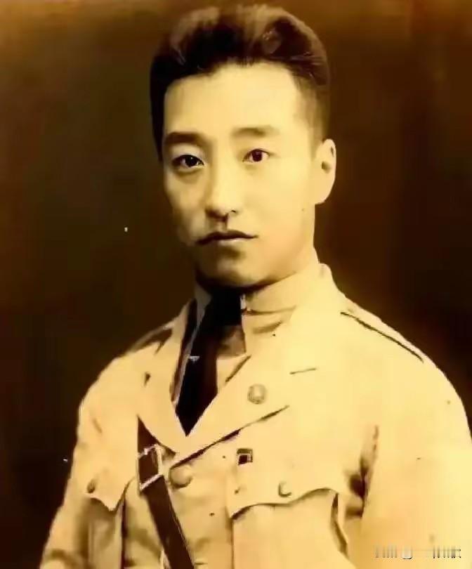 冯庸，26岁，东北军空军少将，刚继承了六千万大洋的家产。整个沈阳城都以为他要买地