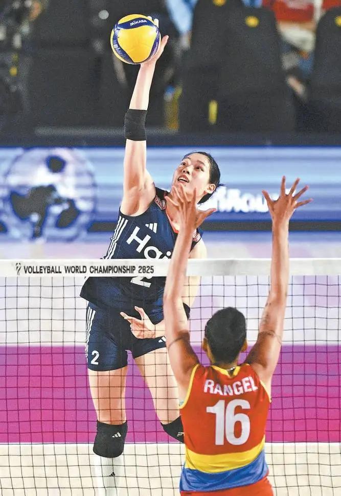 意大利的教练们都看“傻”了，一个身高1米84的中国姑娘，居然把一支垫底的球队，硬