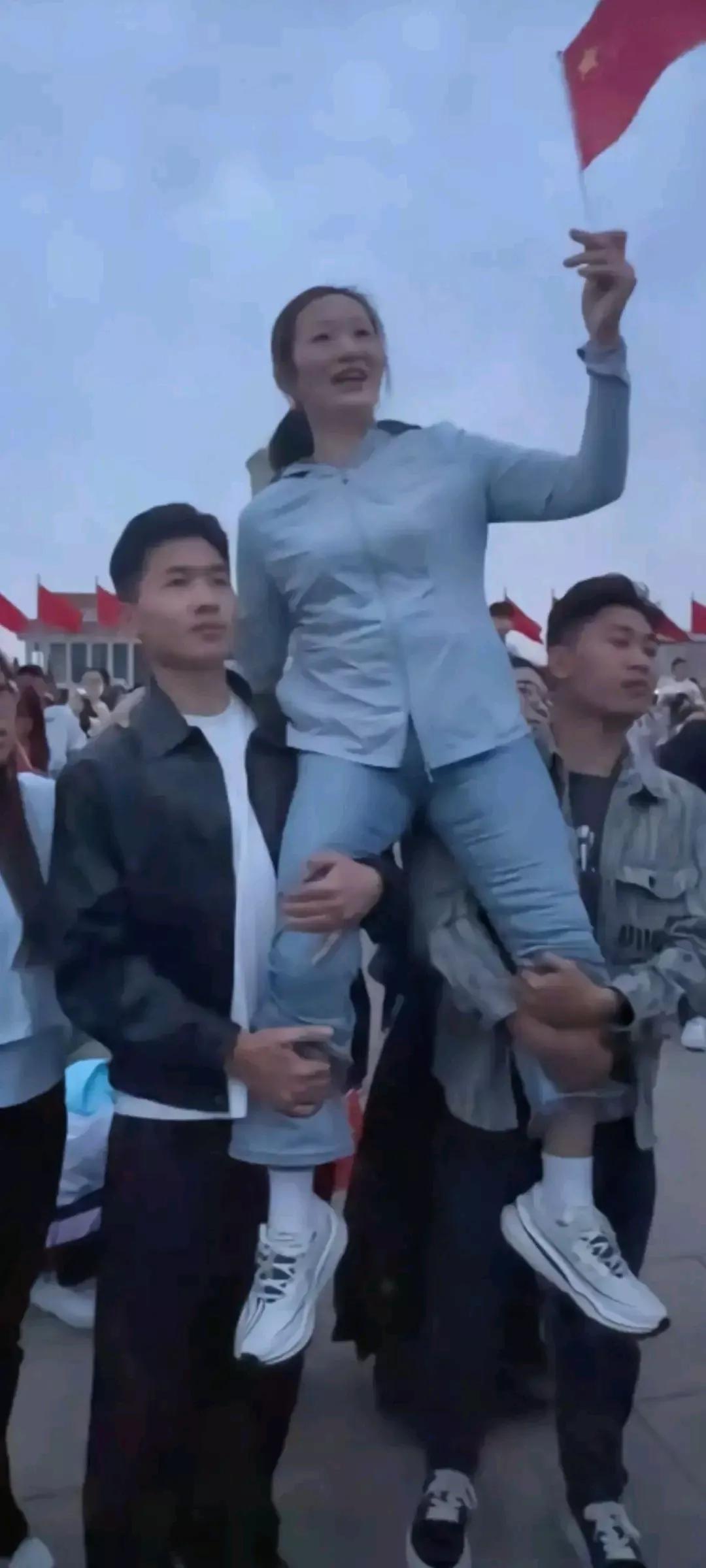 真丢人，这马屁拍得太过了！看了这个画面，我的鸡皮疙瘩都起来了，两个年轻的小伙