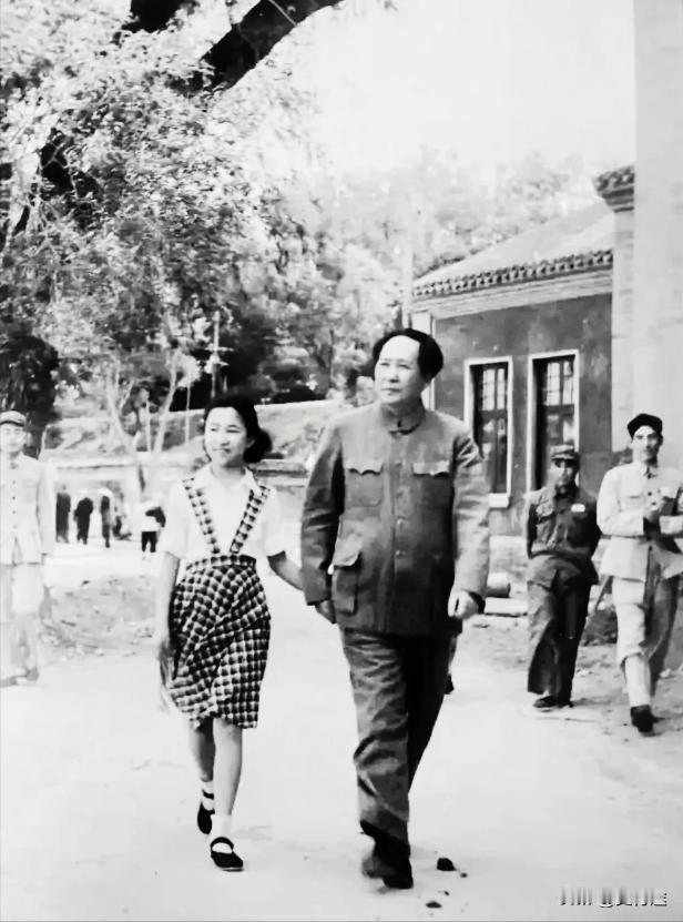 这张照片拍摄于1952年，是毛主席在中南海牵着李讷的手在散步！足以说明主席对李