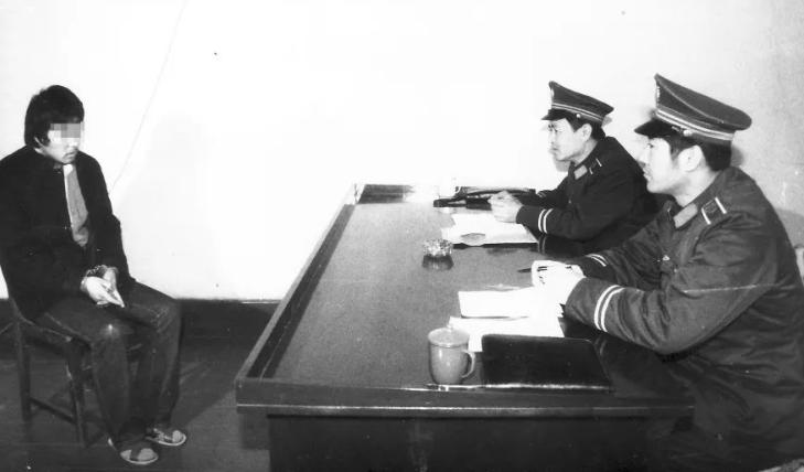 1997年，大连市中山区一家骨头馆，两个端着五连发猎枪的壮汉突然冲进了饭店，朝着