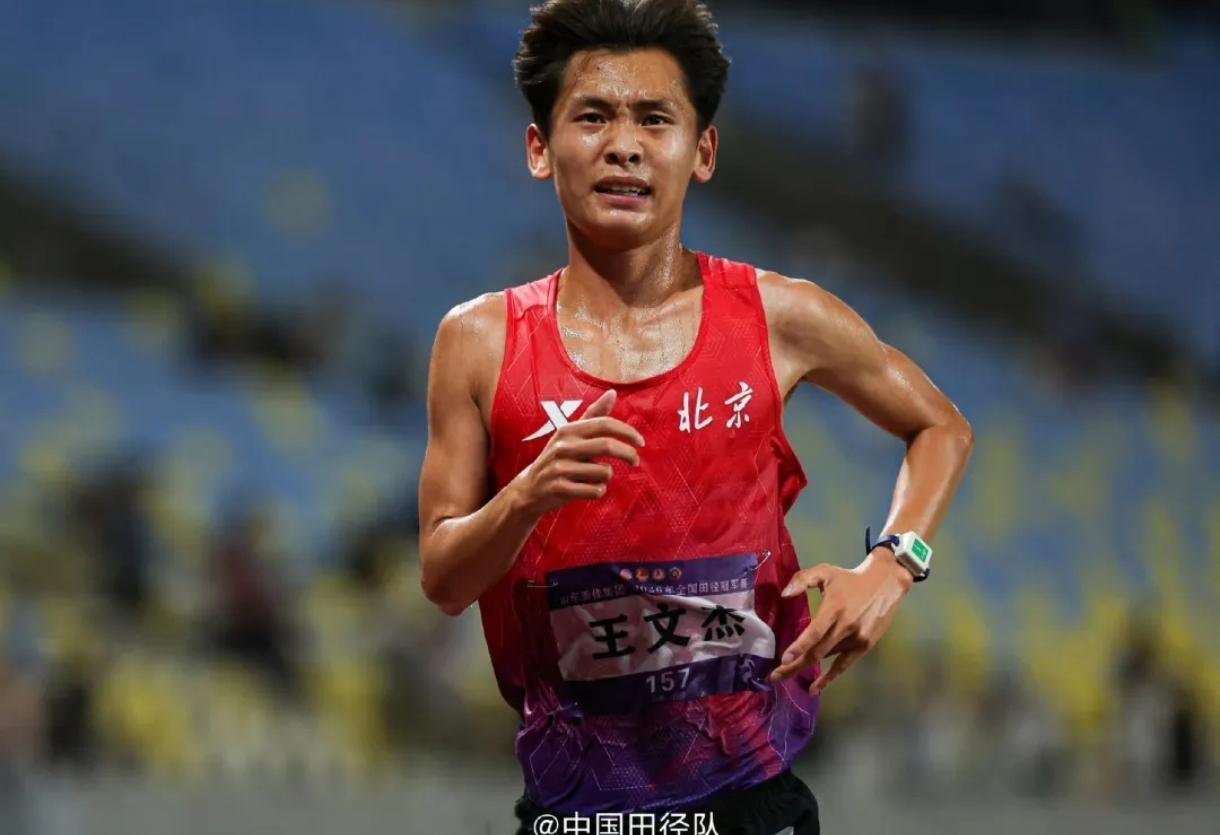 面对“外战内行内战外行”的非议，王文杰只回了三个字：无所谓。带伤上阵拿下万