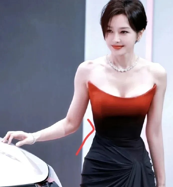 你可以说，秦岚脸有点垮了，也可以说，秦岚演技不行，唯独有一样，你不能说秦岚不