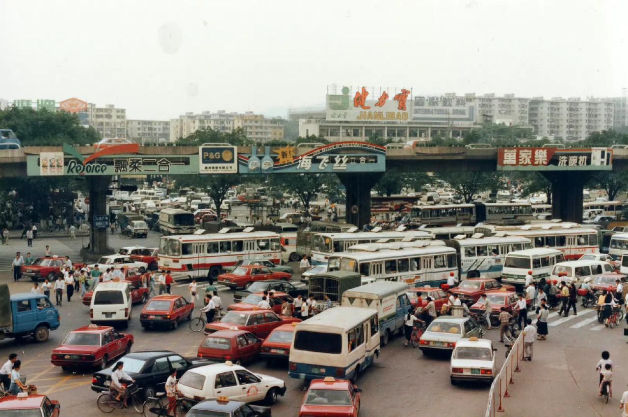 远眺广州火车站东广场，1991年摄。​​​​