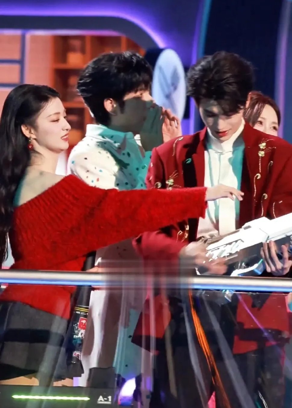 张凌赫和王楚然真的好搭，同样的一身红衣让他俩看起来特像婚礼上和朋友们一起庆祝的小