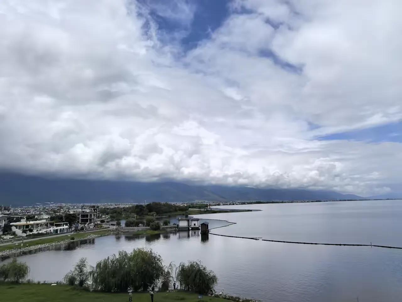 在AI这块，美国一直想吃独食，但是奈何始终甩不掉我们，这已经成了美国的一块心