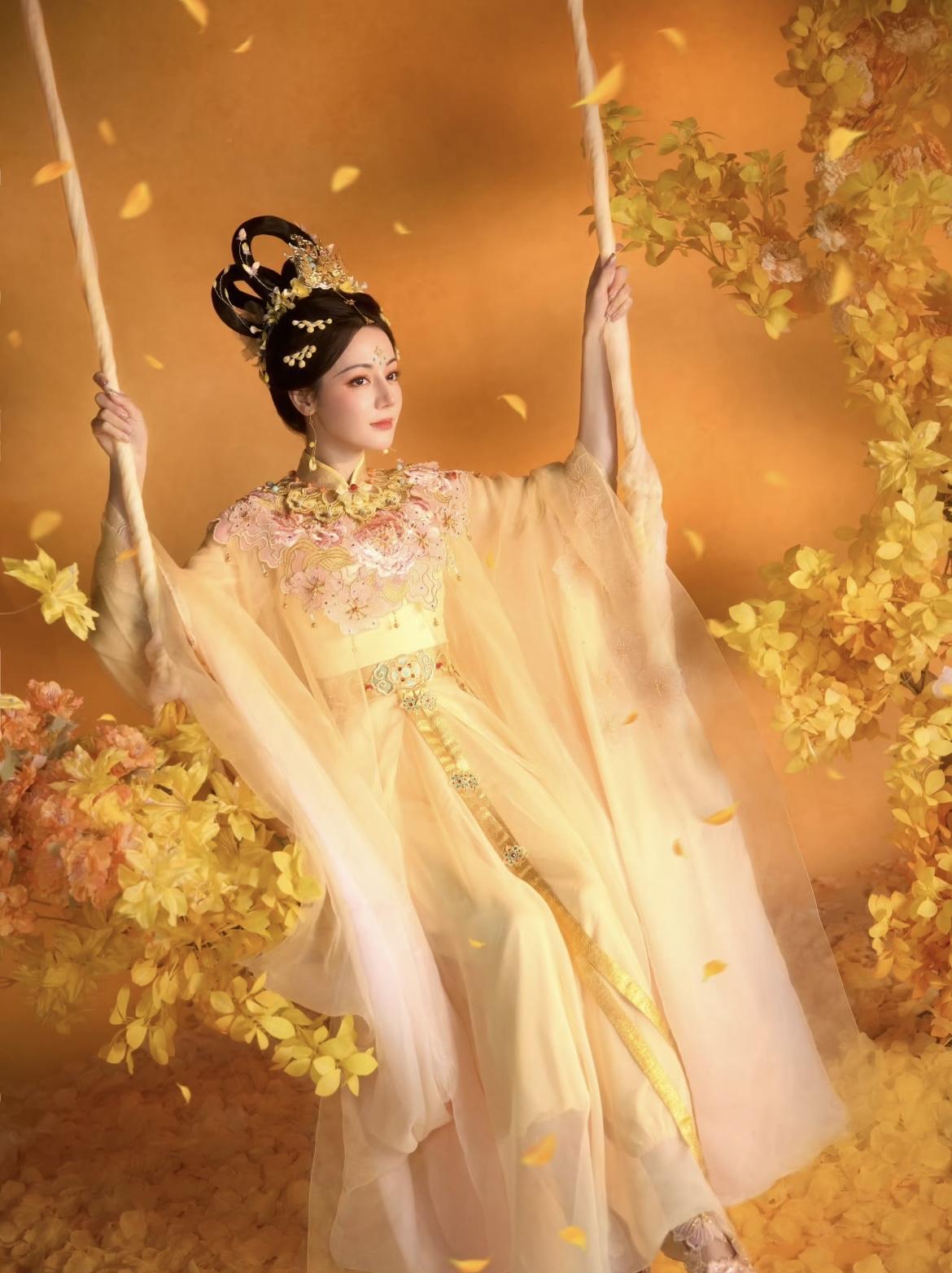河南卫视也太有心机了让迪丽热巴美出圈也就算了更重要的是，让观众看到了河南非遗