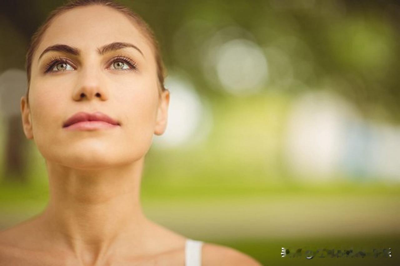 颜控的美女和不颜控的美女在找老公的时候差距还真挺大的。身边那个长相比较丑的富二