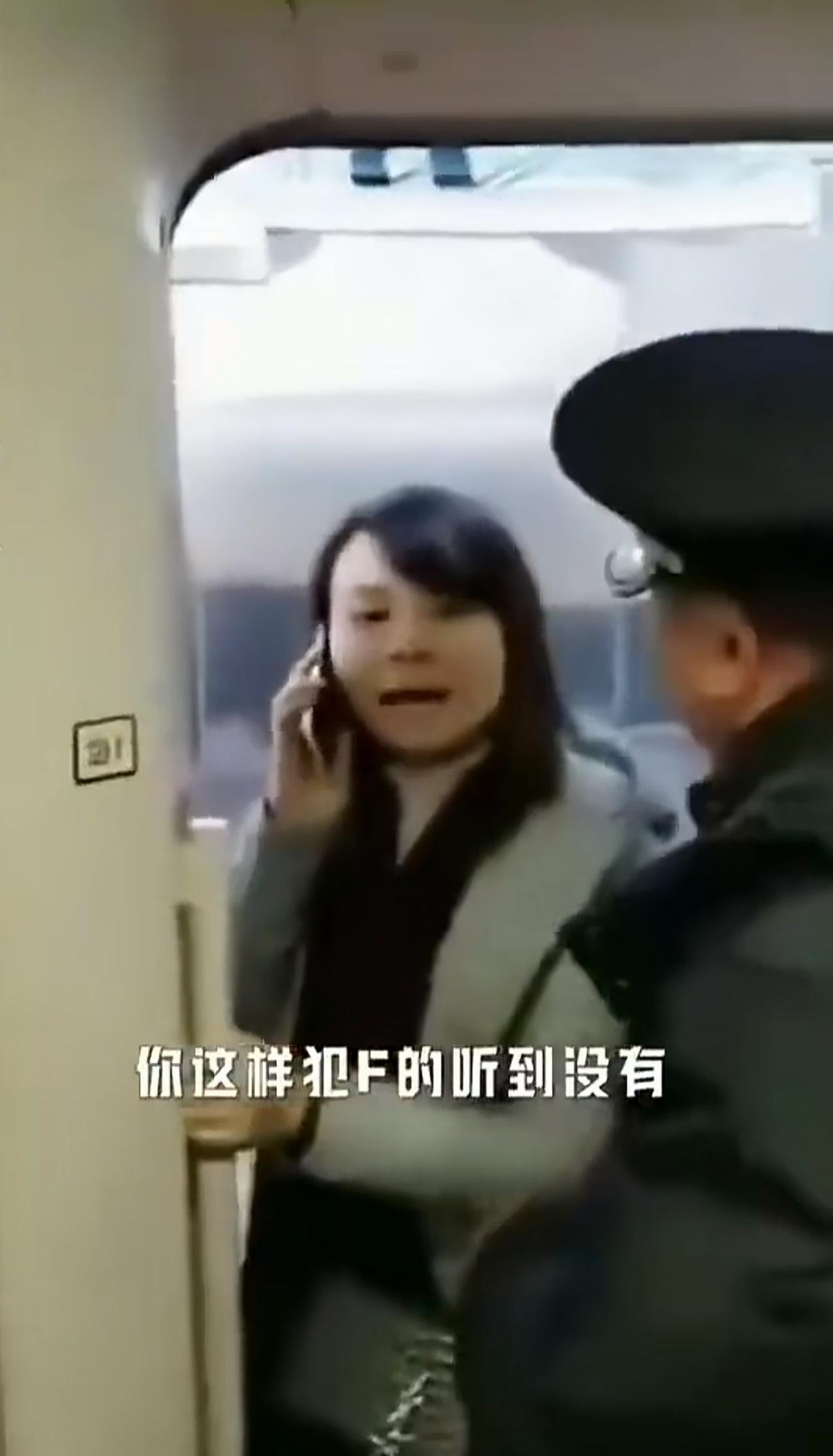 高铁堵门，一脚踹出去，算见义勇为。
