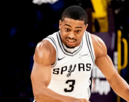 NBA常规赛，火箭110-121马刺。马刺球员凯尔登-约翰逊全场出战27分钟，