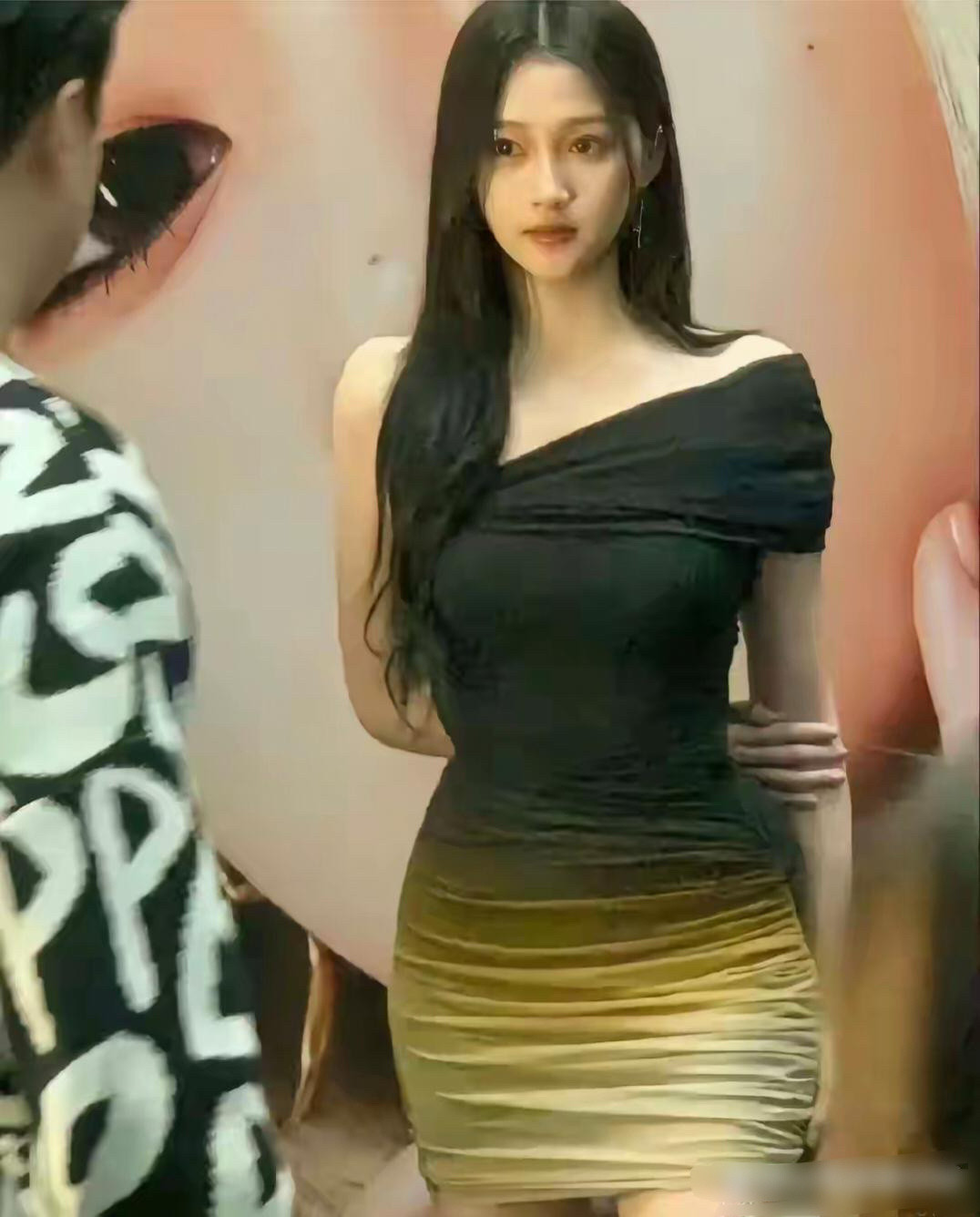 说实话啊，关晓彤这人还真不上镜。为啥这么说呢，我有个朋友运气好，见过她本人。我那