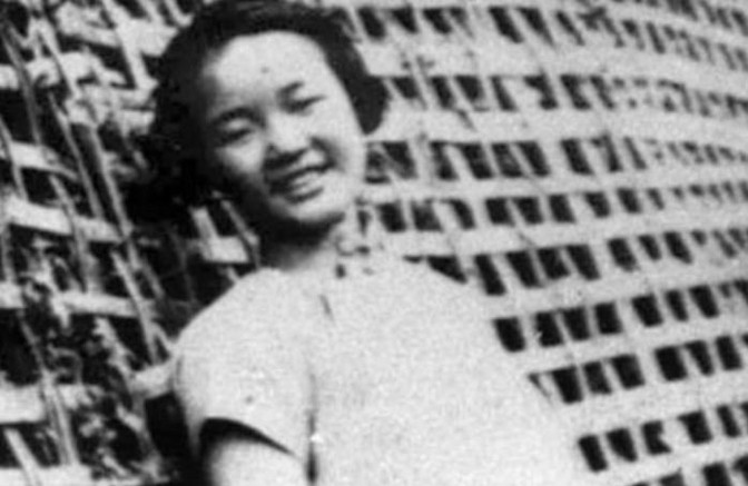 1941年，息烽监狱的监狱长将一名女囚召唤至办公室，他面带轻薄之色，一边解开自己