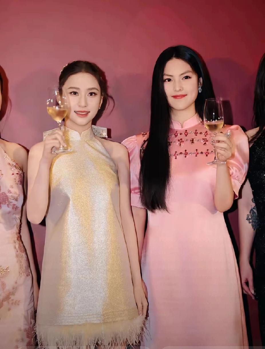 刷到王诗龄出席糖心旦晚宴的照片，直接愣住了！16岁的年纪穿一身粉色旗袍，雍容华贵