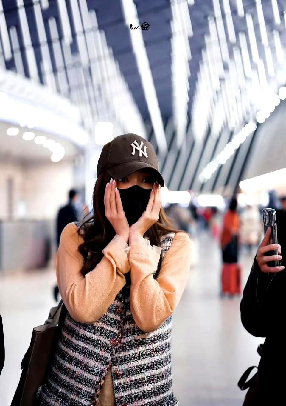 4万2千块！就为了这一身看起来“云淡风轻”的焦糖色。说实话，看到侯佩岑这组最