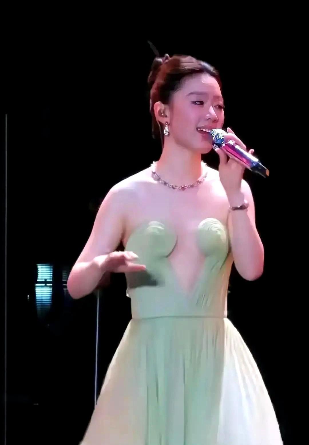 腰带往上提五厘米，就决定了你是贵妇还是伴娘？设计师亲自拆解了这个娱乐圈最隐蔽的