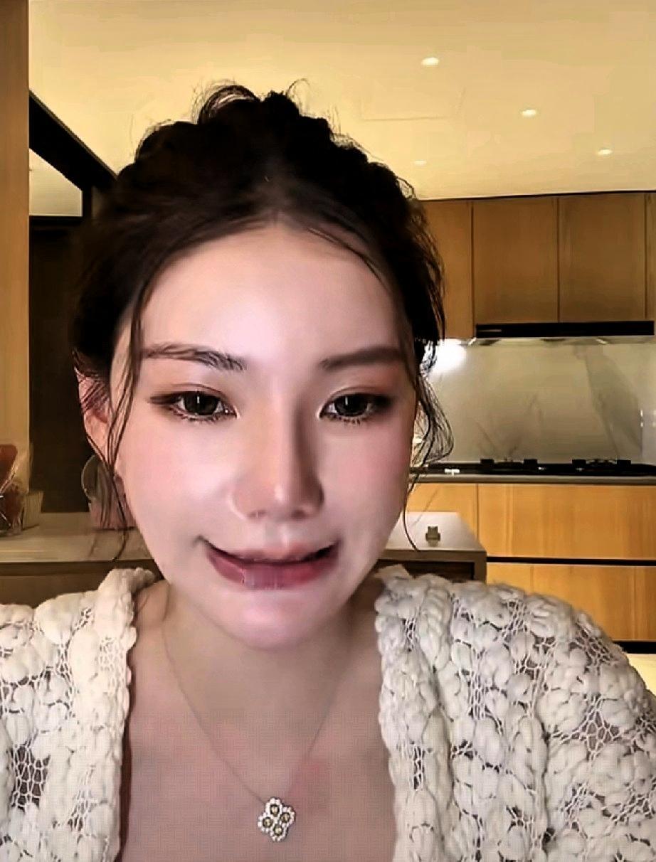 筱梅，她的月子大权，小菲后来才知筱梅做了决定，月子中心和月嫂，她自己全定了，速