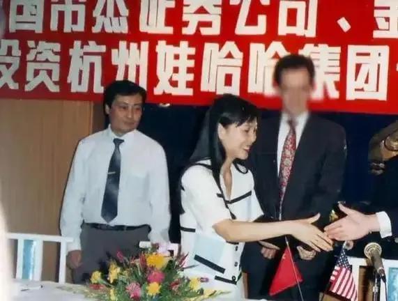 年轻时的杜建英，哪个老板看了都迷糊。不要再怪老宗了，你看你也迷糊。外形上，瘦
