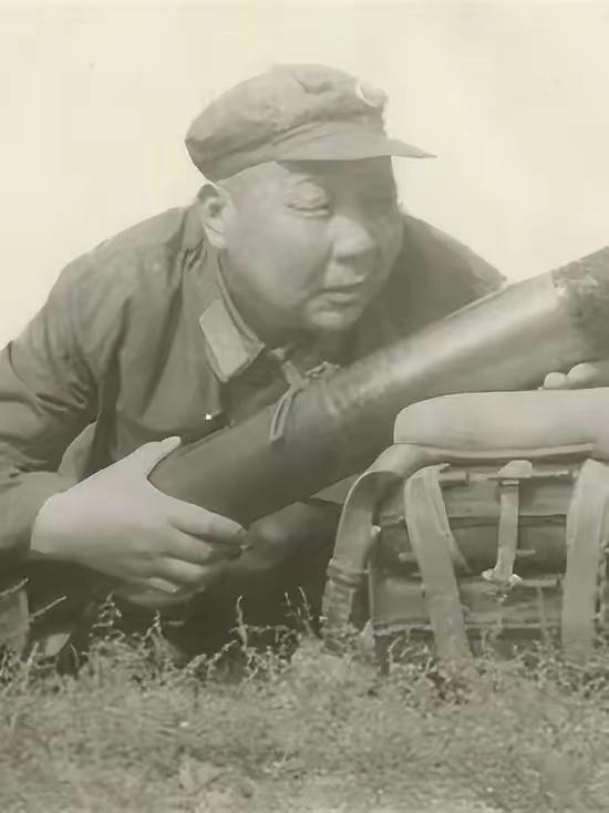 建国后某日，炮兵某部举行比武演习，八二迫击炮组连发数弹而未中靶。时任炮兵副司令员