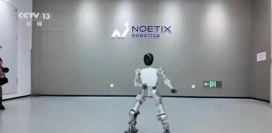 人形机器人“家用版”要来了这到底是科技的狂欢，还是未来的预演？当“机器人”不再