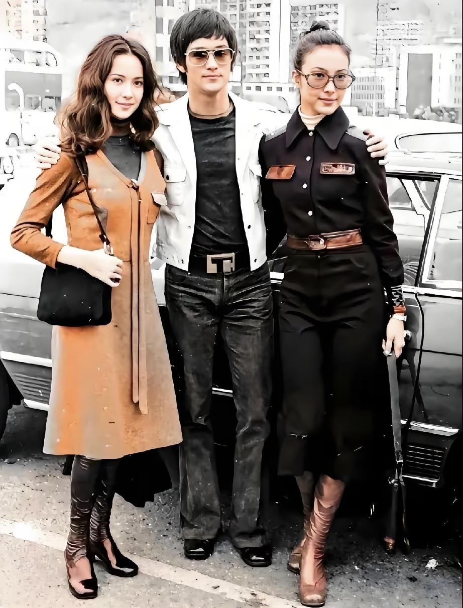 70年代的李小龙和两位时尚女子的合影。潇洒的李小龙，身材很棒，不愧是“功夫之王