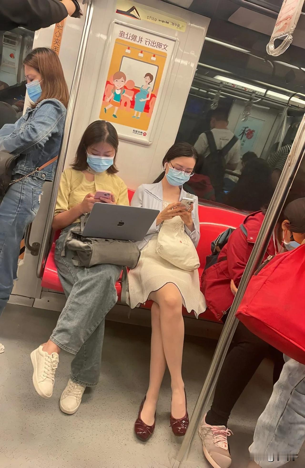 真是'牛马'啊，坐个地铁都要把电脑拿出来