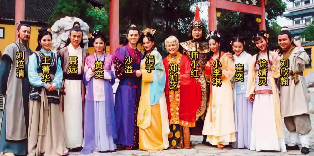 《上错花轿嫁对郎》堪称古装戏的巅峰之作。20多年过去，如今再看，其服化道依旧艳丽