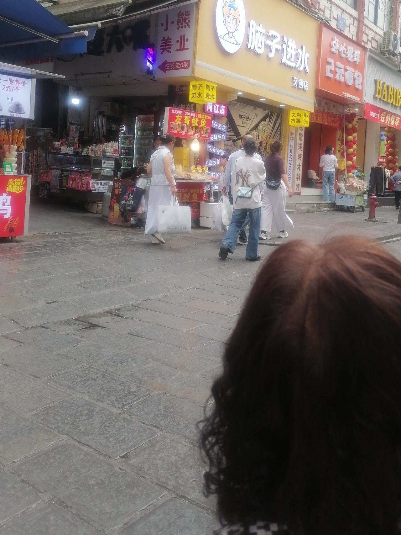 漫步烟火步行街，感受城市鲜活温度雨后初霁的午后，我踩着湿润的青石板，踏入这条热