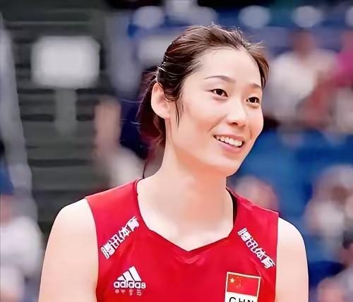 女排主教练赵勇一上任就崇尚打整体排球，其进攻体系和郎平执教中国女排时打核心体系完